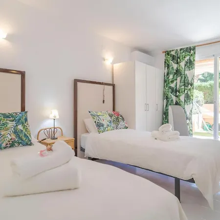 Awesome In With Outdoor Swimming Pool, Wifi And 2 Bedrooms